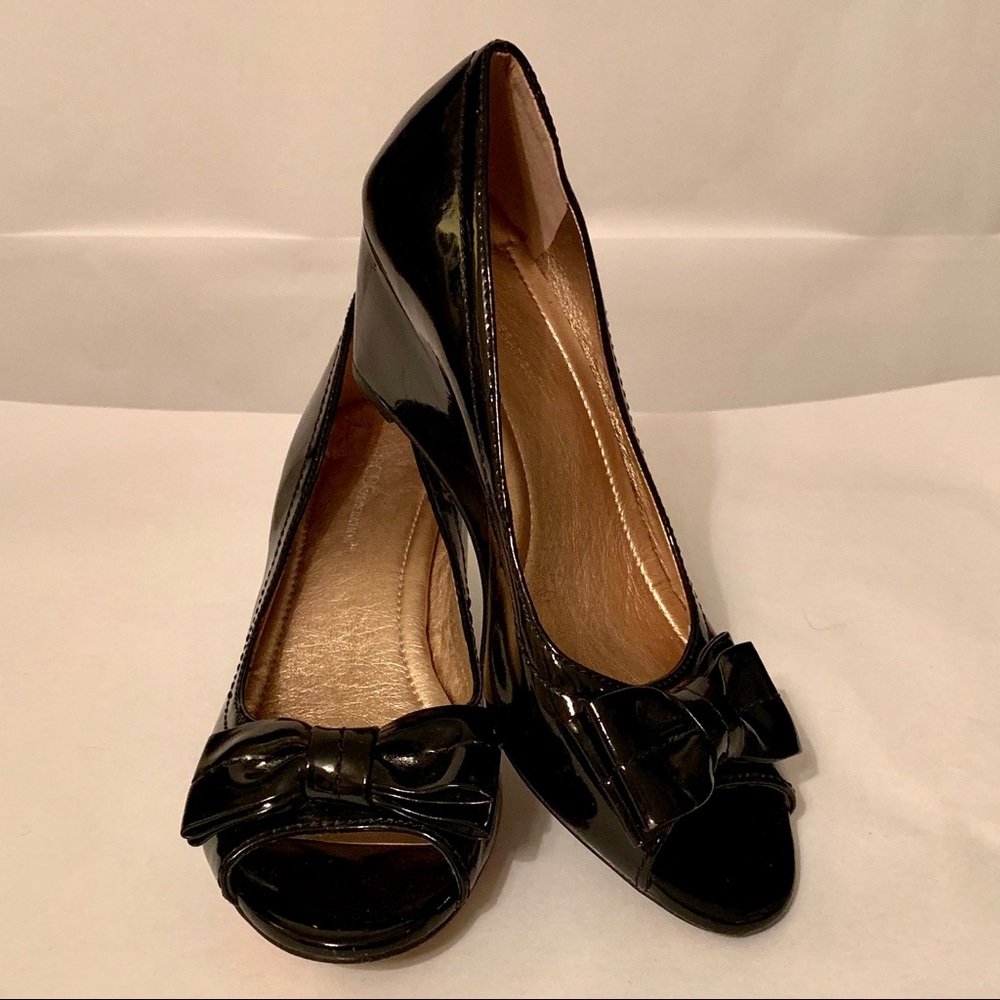 BCBGeneration Low Wedge Pump with Bow Patent Black